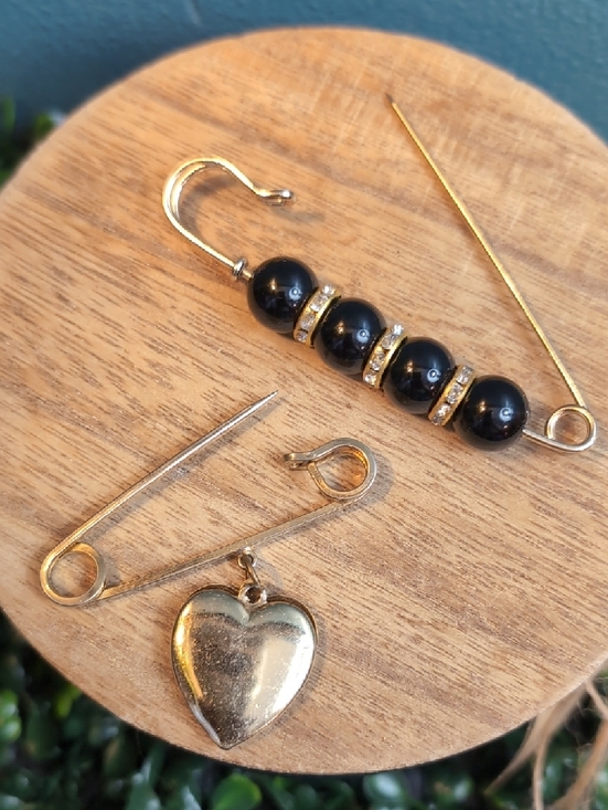 Jewelry - Vtg Safety Pin Brooch Set- Heart & Bead - Gold and Black